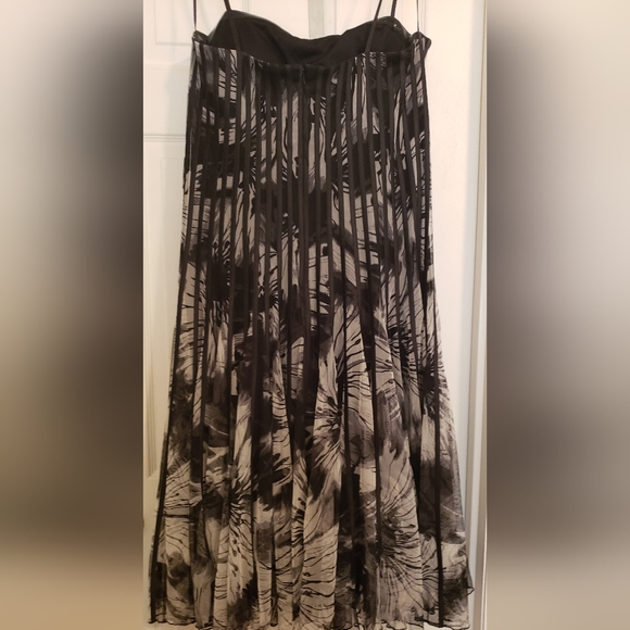 JS Collection Stunning Black And Gray Sunflowers On Mesh With Ribbons Running - Picture 5 of 9